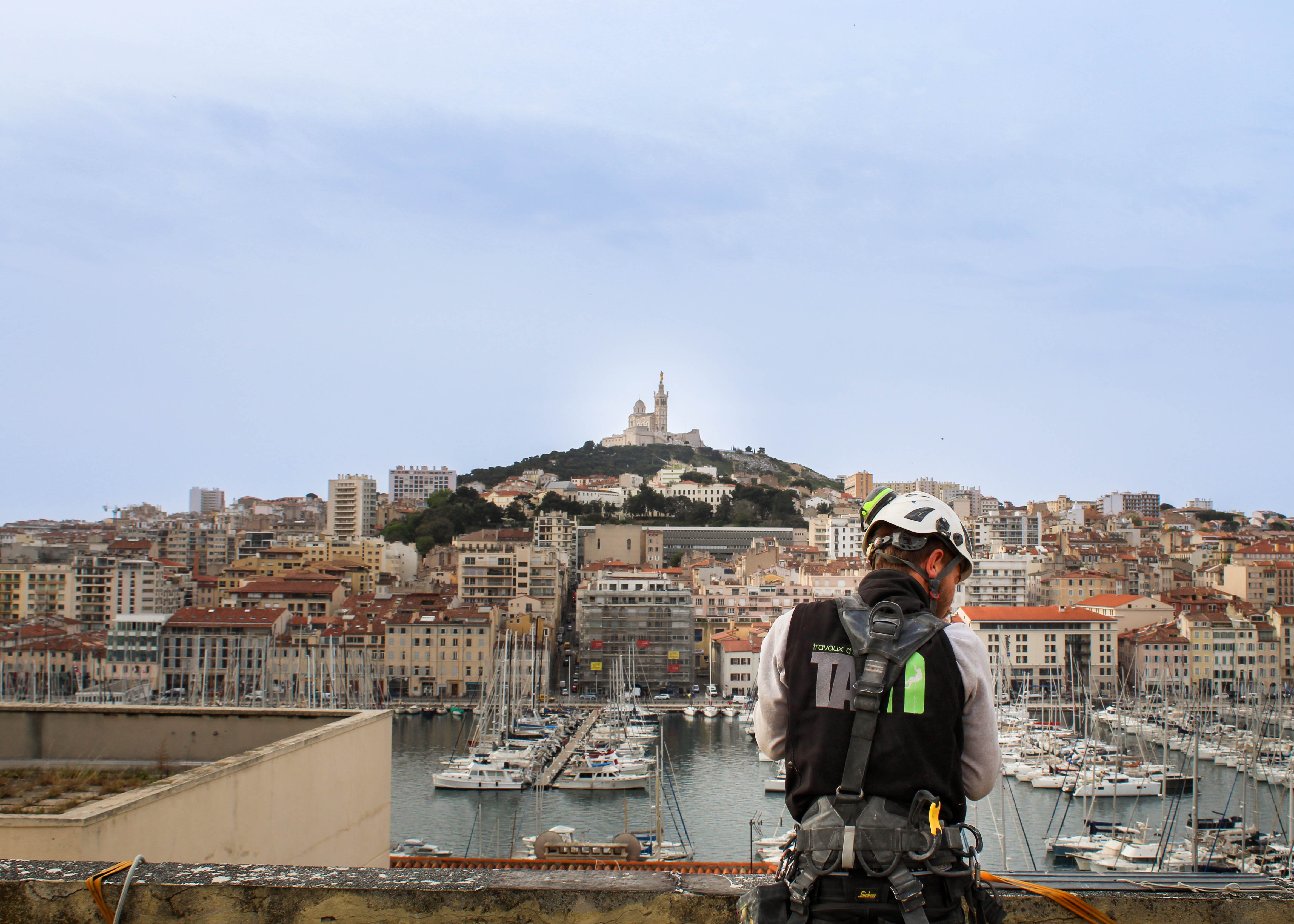 Travailleur sur corde en action